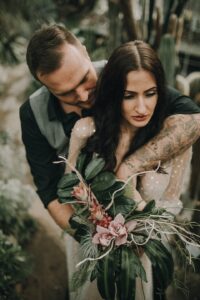 Trauriges Brautpaar mit Blumen, Hochzeitsfotografie aus Tirol, emotionale Hochzeitsbilder, professionelle Hochzeitsfotografen Österreich, internationaler Hochzeitsfotograf.