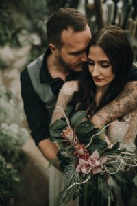 Romantisches Brautpaar-Foto mit Blumenstrauß bei Hochzeitsfotos in Tirol.