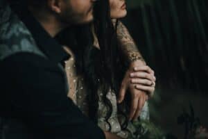 Romantische Hochzeitsfotografie mit verliebtem Paar, Detailaufnahme, Tirol Österreich, international.