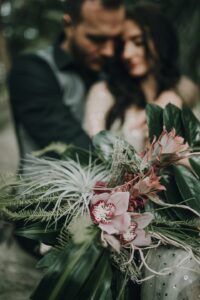 Blumenstrauß bei einer Hochzeitsaufnahme, romantisch und detailreich fotografiert.