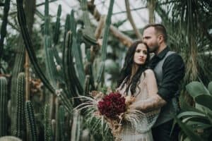 Blumenstrauß mit roten Blumen und Gräsern, Paar fotografiert in Gewächshaus in Tirol.