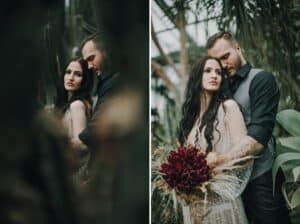 Elegantes Hochzeitsfoto eines Paares in einem tropischen Gewächshaus, romantische Atmosphäre, professioneller Hochzeitsfotograf Tirol Österreich.