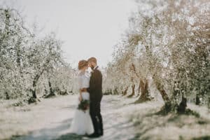 Trauendespaar in einem blühenden Obstgarten, Hochzeitsfotografie, Romantik, Tirol Österreich.