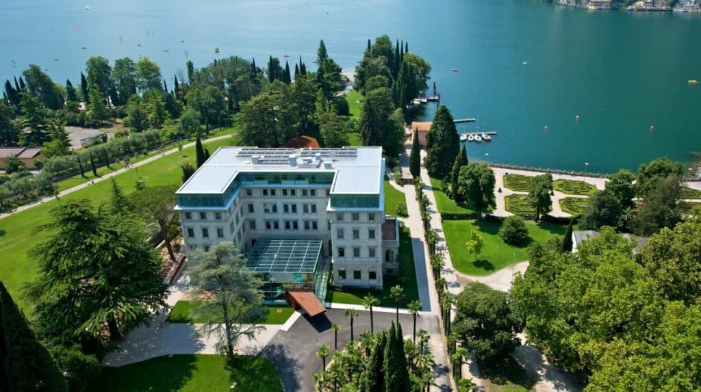 Hochzeitshotel in Tirol mit Seeblick und gepflegtem Gartenbereich.
