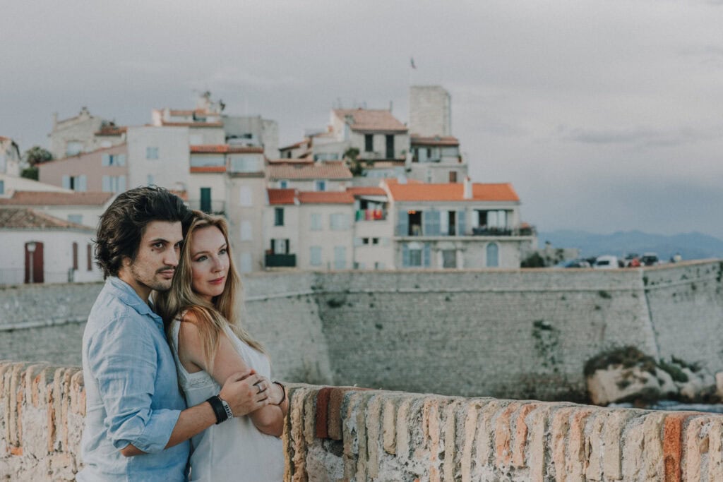 Romantisches Pärchenfotografie in de Kroatische Altstadt, bei Sonnenuntergang, professionelle Hochzeitsfotografen Tirol Österreich international.