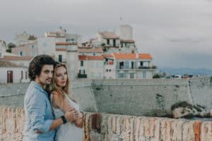 Romantisches Pärchenfotografie in de Kroatische Altstadt, bei Sonnenuntergang, professionelle Hochzeitsfotografen Tirol Österreich international.