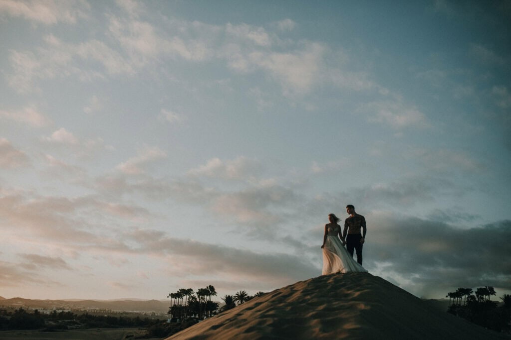 Trauung im Sanddünen bei Sonnenuntergang in Tirol.