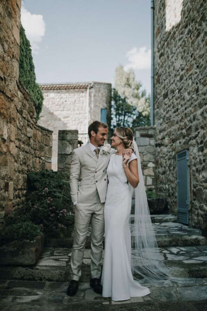 Romantisches Brautpaar-Foto vor alten Steinmauern in Tirol.