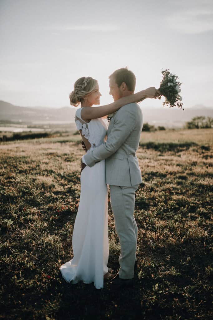 Hochzeitsfotograf tirol,Brautpaar in Sonne beim Shooting,Romantisches Hochzeitsfoto in der Natur,Reise und Hochzeitsfotografie in Österreich,Relevanz: hoch.