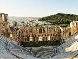 Alter antiker Amphitheater in Griechenland mit Blick auf Stadt und Hügel.