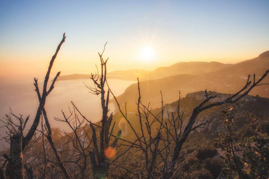 Wunderschöner Sonnenuntergang über den Bergen in Tirol, Österreich, bei Sonnenaufgang.