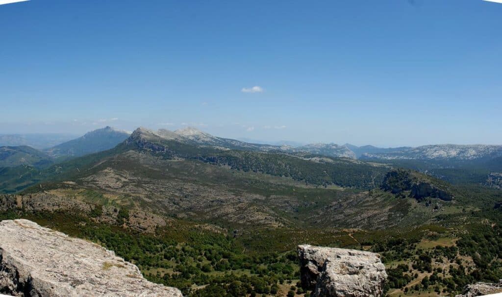 Atemberaubende Berglandschaft in Tirol mit weiten Blicken und blauer Himmel.