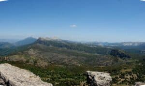 Atemberaubende Berglandschaft in Tirol mit weiten Blicken und blauer Himmel.
