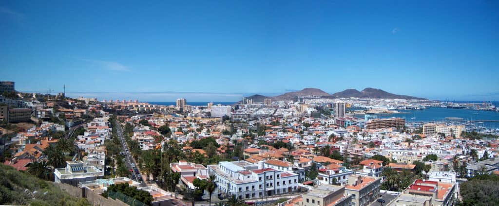 Panorama von Santa Cruz de Tenerife mit Stadt, Hafen und umliegenden Bergen im Hintergrund.