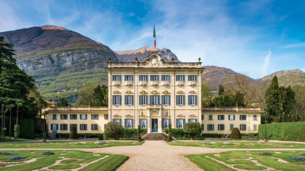 Majestätisches Schloss in den Bergen Tirols, perfekter Ort für traumhafte Hochzeitsfotografie.