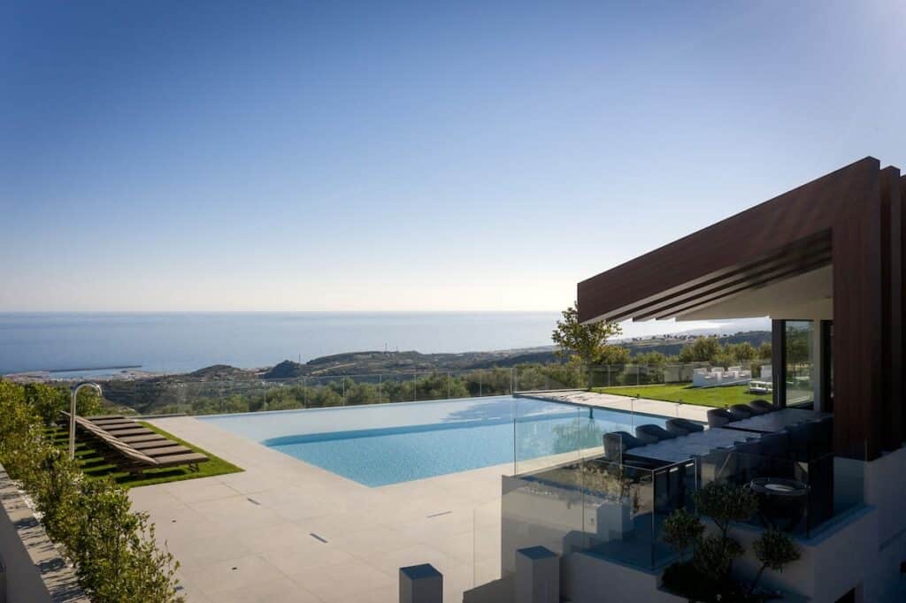 Atmungsaktive, moderne Poollandschaft mit Meerblick in Tirol.