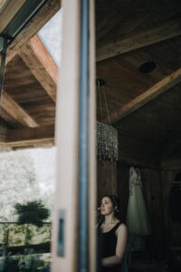 Natürliche Hochzeitsvorbereitungen in einer rustikalen Holzkulisse in Tirol, Österreich.