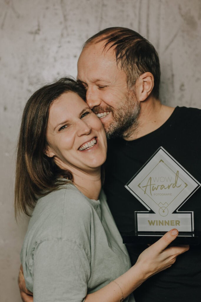 Strahlendes Paar mit "WOW Award Fotografie Winner". Bester Hochzeitsfotograf Österreichs