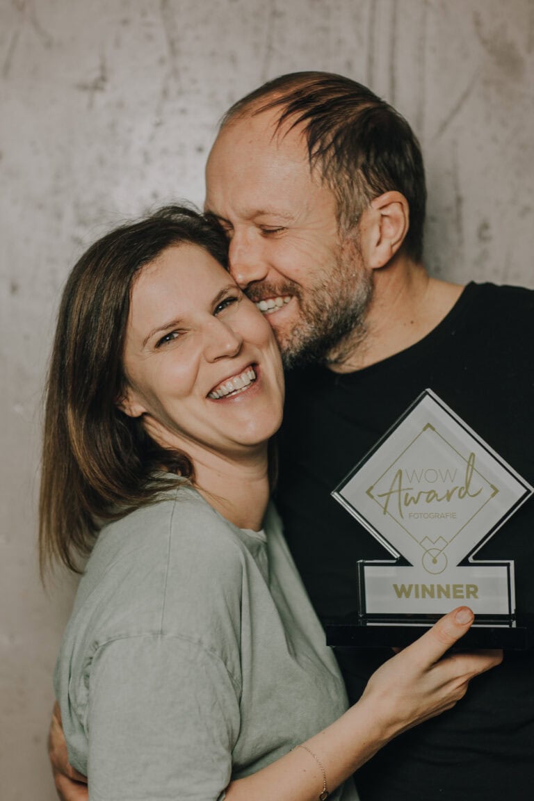 Strahlendes Paar mit "WOW Award Fotografie Winner". Bester Hochzeitsfotograf Österreichs