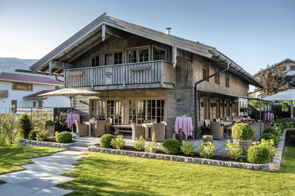 Gemütliches Chalet im Tiroler Stil mit Garten und Terrasse, ideal für Hochzeitsfotografie.