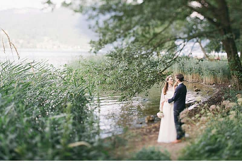 Natürliches Hochzeitsfoto am Fluss in Tirol, freundliches Brautpaar im Grünen.