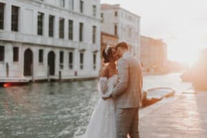 Hochzeitsfoto in Venedig mit küssendem Brautpaar bei Sonnenuntergang, romantische Stimmung, Tirol Österreich.