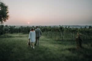 Romantisches Brautpaar beim Spaziergang bei Sonnenuntergang in Tirol.