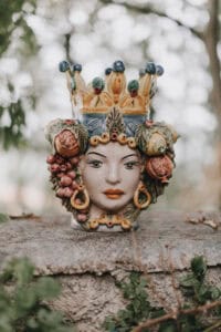 Farbenfrohe Keramik-Vase mit Medusa-Motiv, detailreiche Fisch- und Frucht-Designs, outdoor Dekoration, Kunsthandwerk, kreative Dekoration.