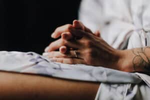 Hochzeitsringe, Hände eines Brautpaares, Detailaufnahme beim Ja-Wort.