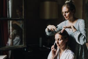 HaareStyling, Braut vor Hochzeit, professionelle Hochzeitsfotografie, Tirol Österreich, International, Make-up Vorbereitung.
