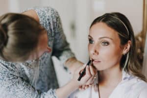 Feine Hochzeitsvorbereitungen, Braut beim Make-up, professionelle Hochzeitsfotografie in Tirol, Österreich, international.