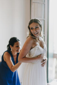 Hochzeitsfotografen aus Leidenschaft in Tirol, Österreich, international – Braut prepariert sich fürs Ja-Wort.