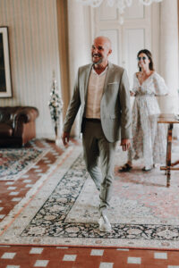 Hochzeitsfotograf tirol, schnappschuss eines brautpaares, das im eleganten haus feiert, professioneller hochzeitsfotograf österreich, echtes glück, emotionen渀.