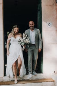 Elegantes Brautpaar bei der Trauung in Tirol, Österreich, moderne Hochzeitsfotografie.