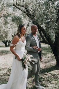 Traurige hochzeit im freien mit braut und trauredner in tirol, österreich.