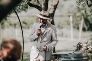 Hochzeitsfotograf Tirol, Österreich, international, romantische Trauung im Freien, liebevolle Momente festgehalten, Natur-Setting, professionelle Hochzeitsfotografie.