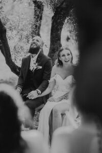 Hochzeitsporträt eines lächelnden Brautpaares im Freien, schwarz-weiß, emotionale Hochzeitsfotografie, Tirol Österreich, Professionelle Hochzeitsfotografen.