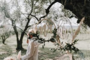 Schönes Hochzeitsdekor mit Liebe zum Detail, im Garten bei Sonnenschein.