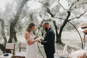Trauung im Olivenhain, Hochzeitsfotograf Tirol, Österreich, international, Emotionen in der Natur festgehalten.