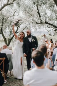 Hochzeitspaar unter blühenden Bäumen, emotionale Momente, Naturaufnahmen, Tirol Österreich, internationale Hochzeitsfotografie.