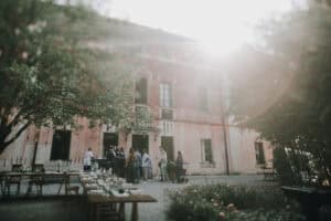 Hochzeitsfeier im Freien bei Sonnenuntergang in Tirol, Österreich, mit stilvollem Empfang im Garten.