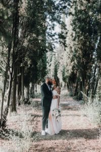 Natürliche Hochzeitsfotografie im Wald, romantisches Brautpaar im Grünen.