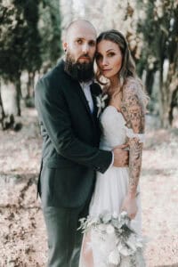 Traumhaftes Hochzeitsfoto von einem Paar im Wald, Professional Hochzeitsfotograf Tirol Österreich.