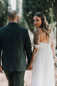 Hochzeitsfotograf Tirol, Braut mit tattoo und Bräutigam in Waldumgebung, emotionale Hochzeitsbilder, romantische Hochzeitsfotografie, internationaler Hochzeitsfotograf Tirol.