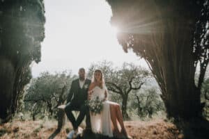 Trauung im Sonnenlicht in einem Olivenhain in Tirol, romantisches Hochzeitsfoto, Professionelle Hochzeitsfotografen aus Österreich.