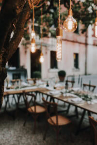 Stimmungsvolle Beleuchtung bei einer Hochzeitsfeier im Freien in Tirol.