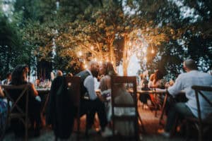 Romantisches Hochzeitsdinner im Freien unter Lichterketten in Tirol.