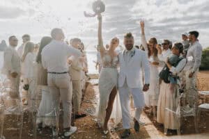 Brautpaar feiert Hochzeit am Strand, in Ibiza. Konfetti fliegt.