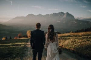Hochzeitspaar vor Tiroler Bergkulisse. Hochzeitsfotograf Tirol.