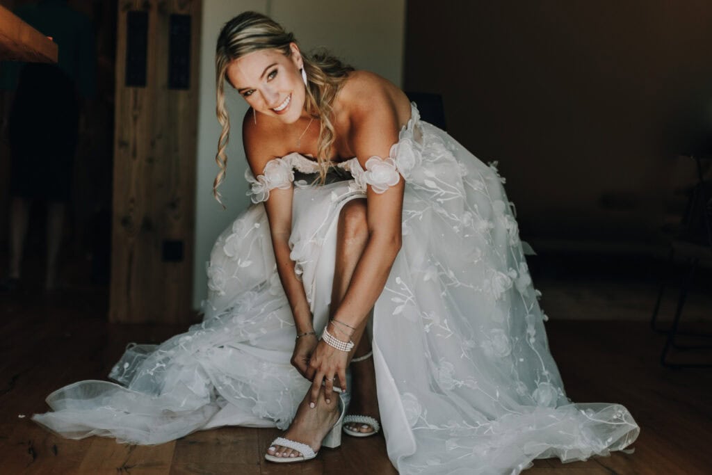 Lexi genießt die letzten ruhigen Minuten im Krallerhof, bevor das Abenteuer beginnt.